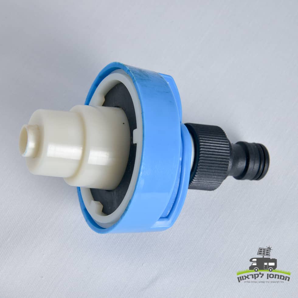 תקריב של מיכל מים לקראוון עם חיבור מהיר ומכסה - אידיאלי עבור תשתית אנרגיה מתחדשת, הגדרות ייצור חשמל סולארי ושילוב טכנולוגיה פוטו-וולטאית בעת קמפינג או שימוש בתחנות כוח ניידות; התכונות כוללות צווארון נעילה כחול, מחבר הברגה שחור וזרבובית לבנה, כולם נועדו לתמוך בניהול מים יעיל במערכות אנרגיה סולארית מחוץ לרשת על רקע בהיר.