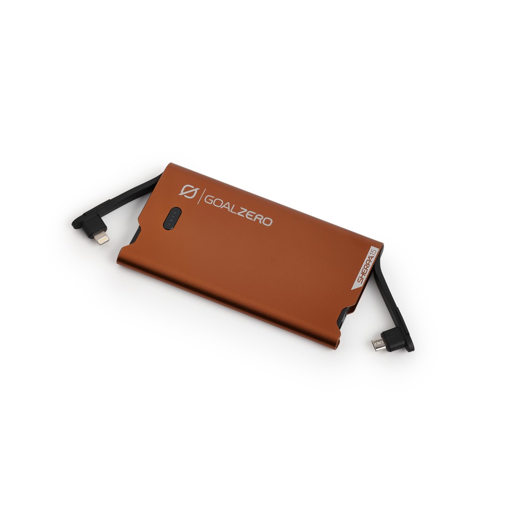 סוללת גיבוי SHERPA15 בנפח 15Wh מבית Goal Zero, עיצוב מרובע מארד, כולל כבלים L+M ויציאות מובנים – תחנת כוח נייד להפעלת מכשירים באמצעות אנרגיה סולארית ממערכות פוטו-וולטאיות, פתרון מתקדם לתשתיות אנרגיה מתחדשת ולגנרציה ירוקה; מוצגת על רקע לבן.