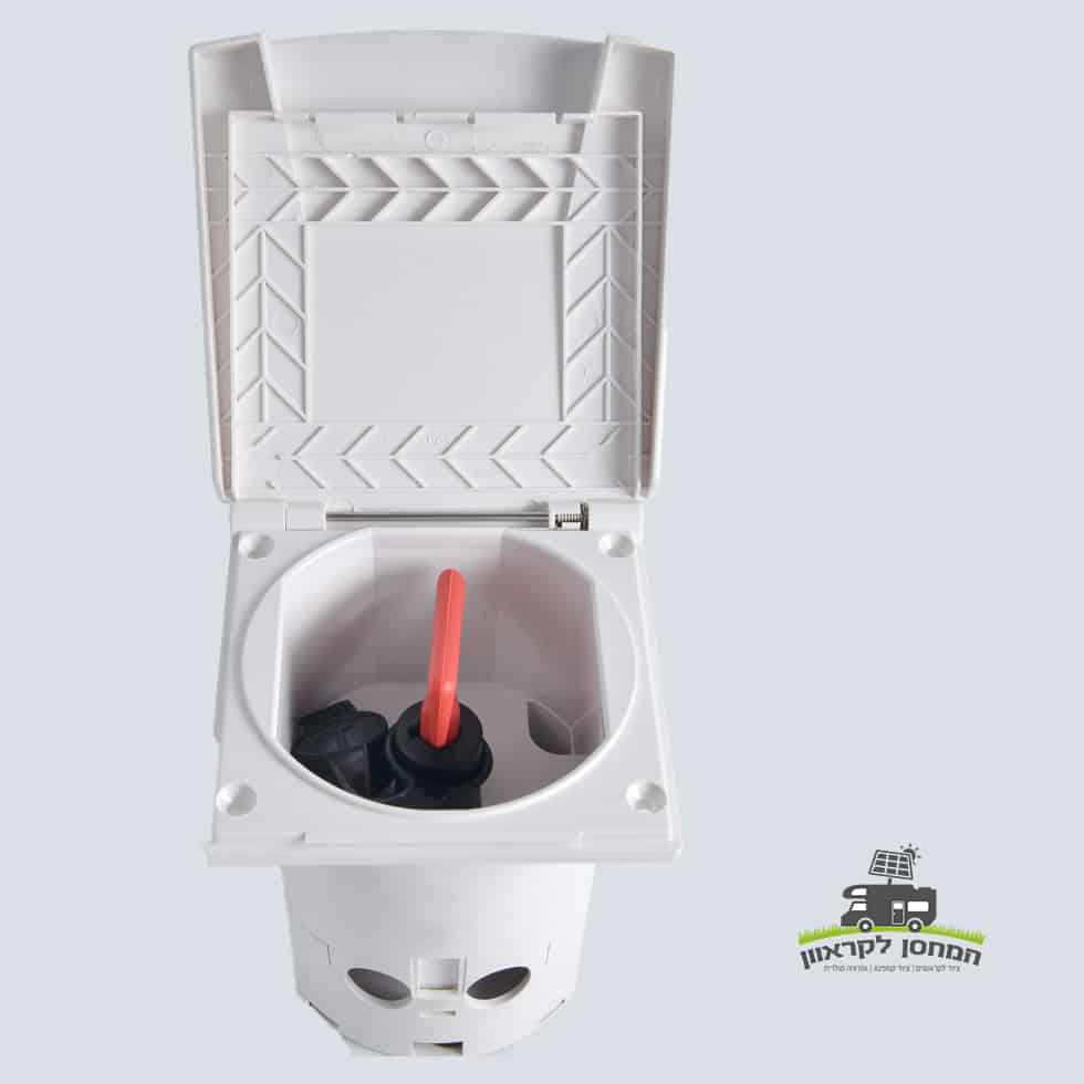 מארז פלסטיק לבן עם מכסה פתוח מציג מתג ניתוק חשמלי בעל ידית אדומה, המשמש בדרך כלל במתקנים סולאריים פוטו-וולטאיים (PV) לבידוד בטוח של חשמל. בתחתית הימנית מופיע לוגו עם טקסט בעברית, המציין את ייעוד הפאנל לניתוק חשמלי חיצוני ותצוגת מתח - מרכיב חיוני בתשתיות אנרגיה מתחדשת ומערכות אנרגיה סולארית לקרוואנים או יחידות ייצור אנרגיה ניידות.