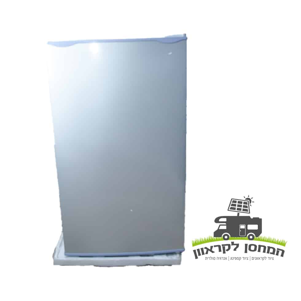 מקרר 92 ליטר 12V לבן בעל דלת אחת+מקפיה מיועד לשימוש חסכוני באנרגיה עם פאנלים סולאריים ומערכות פוטו-וולטאיות, אידיאלי כציוד לקמפינג או כמוצר לקרוואנים הדורשים פתרונות אנרגיה מתחדשת; כולל טקסט בעברית ולוגו בפינה הימנית התחתונה.