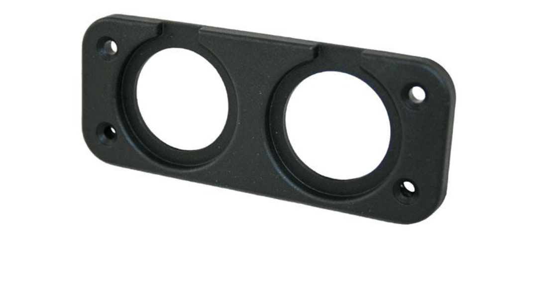 פלטת הרכבה מפלסטיק מלבנית שחורה עם שני חתכים עגולים וארבעה חורי ברגים, המיועדת לשילוב שקעי USB או תצוגה במערכות אנרגיה סולארית, מערכי חשמל פוטו-וולטאיים, או תשתית אנרגיה מתחדשת כגון תחנות כוח ניידות וקרוואנים; מוצג על רקע לבן.