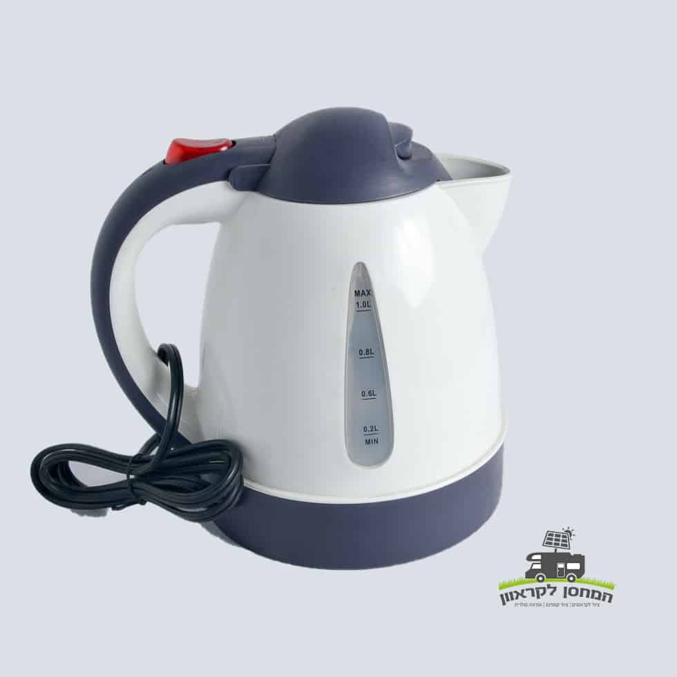 קומקום חשמלי 12V בגווני לבן ואפור עם מד גובה מים גלוי וכבל חשמל לולייני, מונח על רקע בהיר—מתאים במיוחד במערכות אנרגיה סולארית ובתחנות ניידות מבוססות טכנולוגיות פוטו-וולטאית להרתחת מים באופן נוח ויעיל ייצור חשמל אנרגיה מתחדשת.