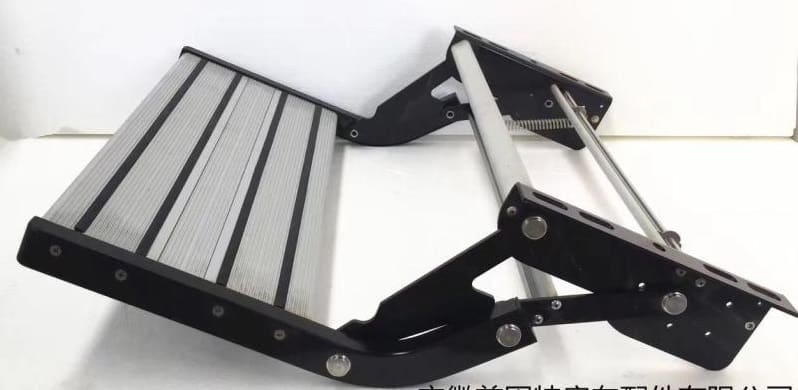 מדרגת עלייה נשלפת לקרוואן