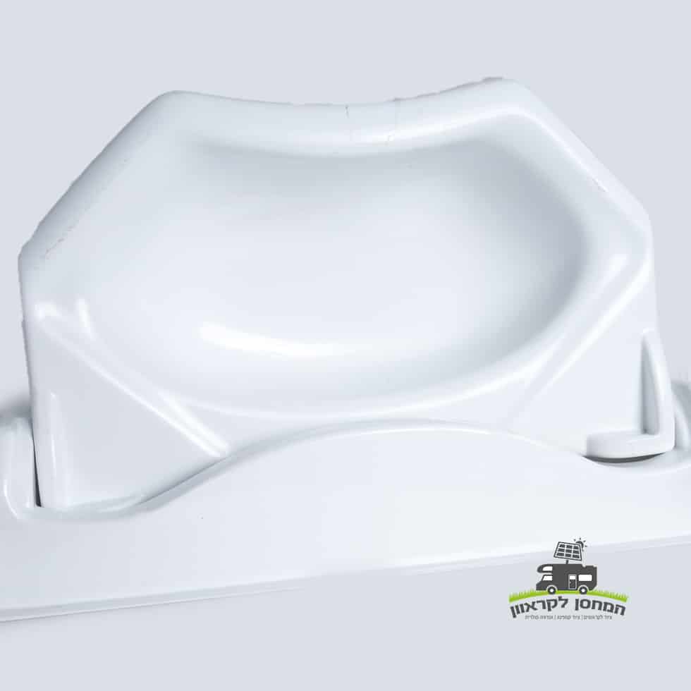 כיור מקלחת לבן מפלסטיק מתקפל לקרוואנים עם קצוות בולטים, הכולל לוגו עברי קטן וגרפיקה של משאית בפינה הימנית התחתונה, שכותרתו