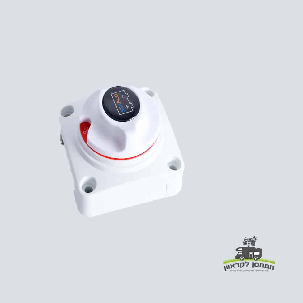 מתג בורר סוללות SEAFLO DC – מתג לבן עם חוגה שחורה וכתום המיועד למערכות אנרגיה סולארית, מערכי חשמל פוטו-וולטאיים ותשתית אנרגיה מתחדשת; אידיאלי עבור ציוד מחנאות או קרוואנים. המוצר מצולם על רקע אפור בהיר עם לוגו קטן בפינה הימנית התחתונה.