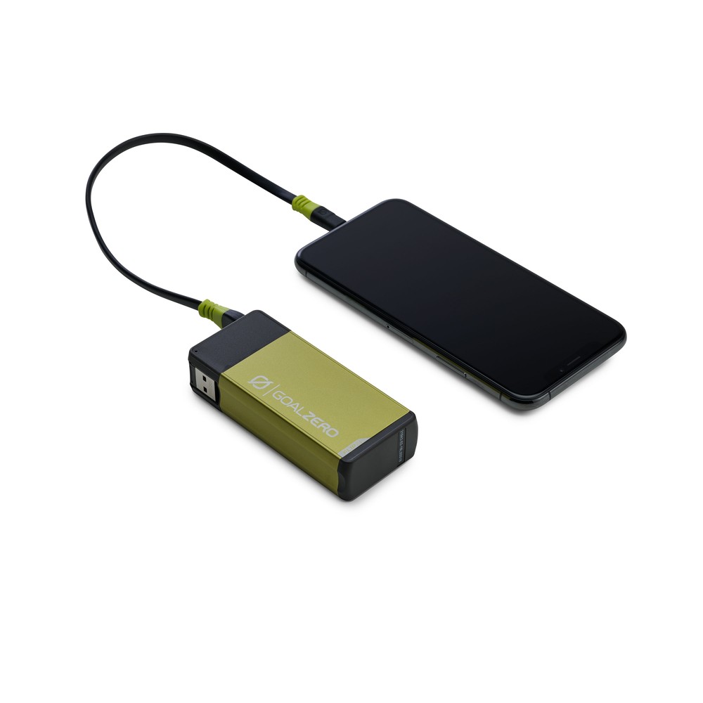 סמארטפון שחור נטען באמצעות כבל שחור המחובר לסוללת גיבוי 24Wh flip24, מכשיר נייד לאגירת אנרגיה המיועד לייצור אנרגיה מתחדשת באמצעות פאנלים סולאריים וטכנולוגיה פוטו-וולטאית מתקדמת, המוצג על רקע לבן - וממחיש שילוב אנרגיה סולארית ניידת ופתרונות תשתית אנרגיה בת קיימא.