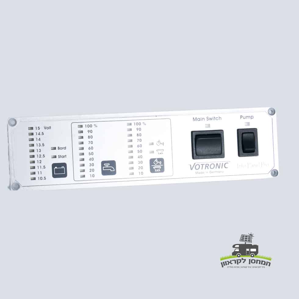 הצג בקרת מערכת קרוואן צבע לבן, מציג לחצנים ואינדיקטורים למתח סולארי, מצב סוללות אנרגיה מתחדשת, מפסק ראשי ושליטה במשאבת מים – אידיאלי עבור תחנות כוח ניידות ומערכות אגירה פוטו-וולטאיות. לוגו עם רכב וטקסט בעברית בפינה הימנית התחתונה מסמל תשתיות אנרגיה ירוקה.