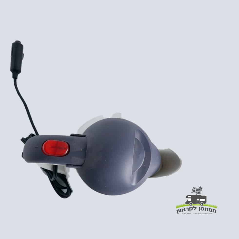 קומקום סולארי 12V בעל עיצוב תואם פוטו-וולטאי, צורה ניידת עם כבל וכפתור הפעלה אדום, מוצג מלמעלה על רקע חלק; לוגו קטן בפינה הימנית התחתונה מדגיש תשתית אנרגיה מתחדשת וייצור חשמל ירוק.