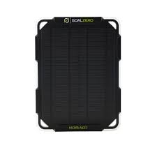 פאנל סולארי מלבני בצבע שחור בצורת USB (5.1V 5W NOMAD 5) עם משטח פוטו-וולטאי בעל טקסטורה, מוצג על רקע לבן - מותאם להמרת אנרגיה סולארית יעילה וייצור חשמל אמין מחוץ לרשת החשמל, מה שהופך אותו לפתרון אנרגיה מתחדשת אידיאלי לשימוש עם תחנות כוח ניידות.