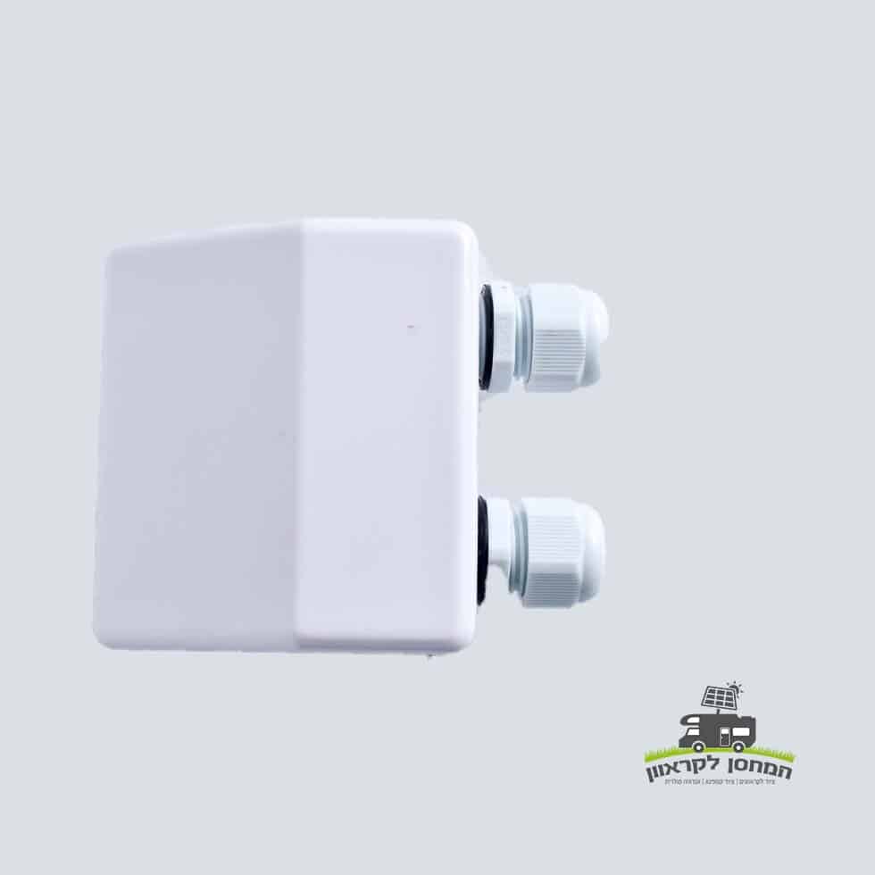 קופסת חיבורים מלבנית אטומה לבנה נגד קורוזיה לגג עם שתי בלוטות כבלים מימין, מיועדת לחיווט מאובטח במערכות ייצור אנרגיה סולארית ופוטו-וולטאית; מושלם להתקנות תשתית אנרגיה מתחדשת ותחנות סולאריות. לוגו חברה קטן גלוי בפינה הימנית התחתונה על רקע אפור חלק.