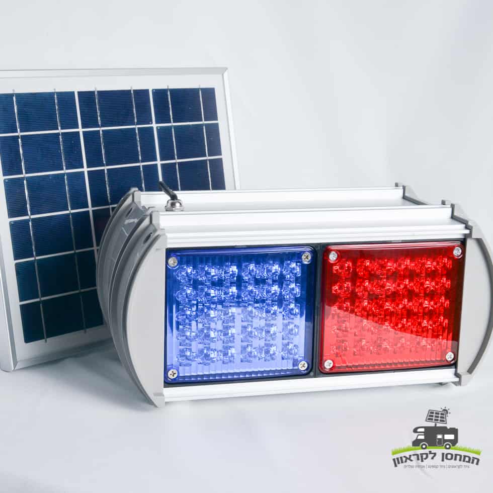 פנס אזהרה משטרתי המופעל באופן סולארי הכולל פאנל פוטו-וולטאי משולב ו-LED כפול-צבעוני כחול-אדום, המדגיש תשתית אנרגיה מתחדשת ורכיבים יעילים לייצור אנרגיה סולארית על רקע לבן.