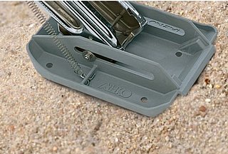 ארבעה תומכי רגליים לקרוואנים מסוג ALKO bigfoot על קרקע חולית, התומכים במערכות המופעלות באנרגיה סולארית לתשתית אנרגיה מתחדשת.