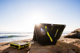 סוללת גיבוי VENTURE30 IPX6 בנפח 28Wh מותקנת על חוף סלעי לצד פאנל סולארי פוטו-וולטאי, קולטת אנרגיה מהשמש וממירה אותה לחשמל נקי באמצעות טכנולוגית אנרגיה מתחדשת; ברקע נפרש הים, מדגיש את אפליקציית תשתיות ייצור חשמל בסביבה טבעית.