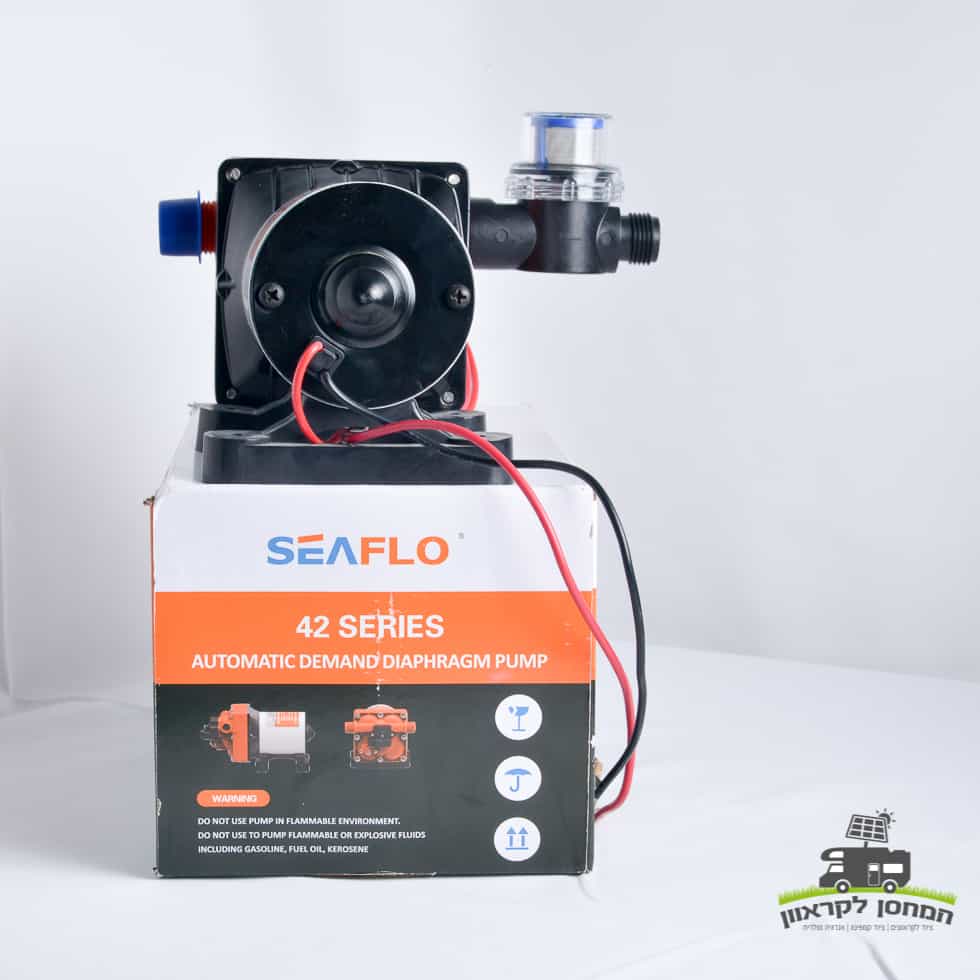 משאבת מים 12V לקרוואן או יאכטה, קצב 11.3 ליטר לדקה, מוצגת על האריזה עם חוטים גלויים—פתרון אידיאלי למערכות אנרגיה מתחדשת ותחנות כוח ניידות המופעלות באמצעות פאנלים סולאריים ופוטו-וולטאית לאספקת מים יעילה בסביבה ירוקה ומתקדמת.