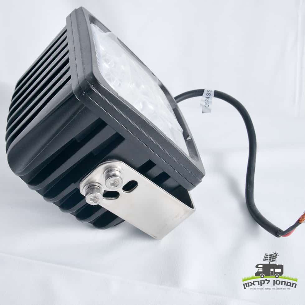 פנס שחור מלבני שחור 120W 12V LED עם סנפירי קירור, תושבת מתכת עמידה וכבל חשמל - מיועד ליישומי אנרגיה מתחדשת כגון מערכות המונעות סולאריות, מתקנים פוטו-וולטאיים, ייצור חשמל מחוץ לרשת ותשתית סולארית ניידת; כולל לוגו בעברית בפינה.