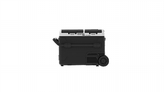 מקרר/מקפיא נייד 50 ליטר Newtec עם סוללה נטענת מתאימה לאנרגיה סולארית, גלגלים וידית, מוצג מהצד על רקע חלק.