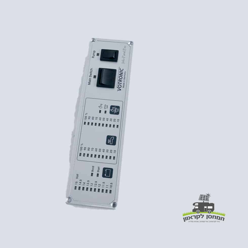 לוח בקרה מתקדם למערכת קרוואן המשלבת טכנולוגיה פוטו-וולטאית, צג מתואר עם שני מתגים שחורים ותצוגת חיווי דיגיטלית לניטור ייצור אנרגיה סולארית; הפנל יכול שליטה ובקרה על אספקת החשמל המתחדשת ומוצג על רקע אפור אחיד.