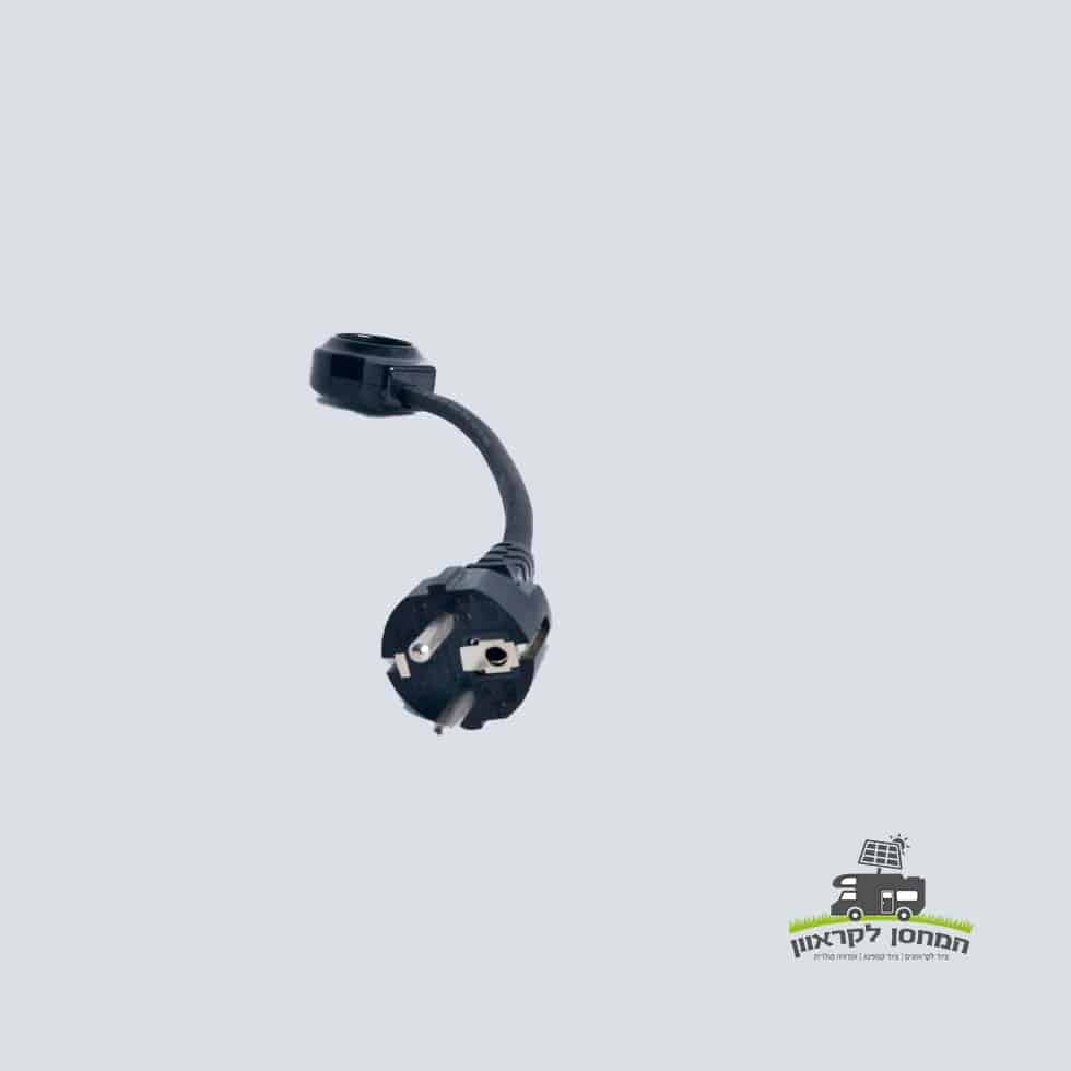 מתאם תקע ישראלי עם כבל קצר לחיבור מכשירים אירופאיים לתחנות כוח ניידות וגנרטורים סולאריים; אידיאלי לשילוב טכנולוגיה פוטו-וולטאית ומערכות אנרגיה מתחדשת - מוצג על רקע אפור ניטרלי.