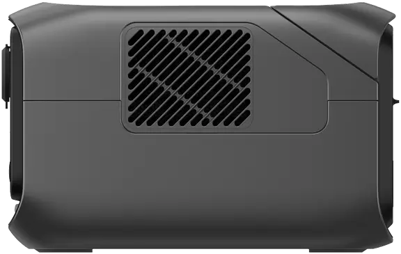 תחנת הכוח ECOFLOW RIVER 3 Plus, בצבע שחור ובצורה מלבנית עם סורג אוורור, תומכת בפאנלים סולאריים לייצור אנרגיה מתחדשת.