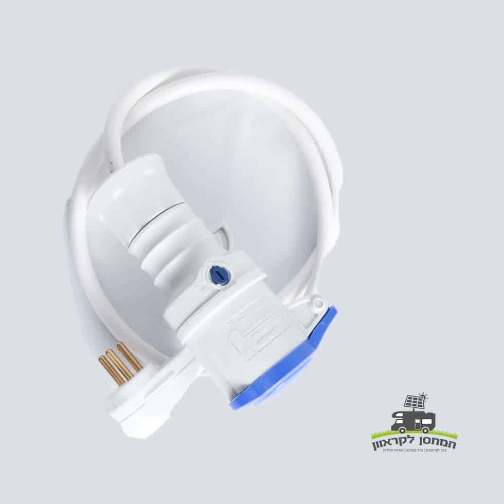 כבל הזנת חשמל לקרוואן בצבע לבן עם תקע ושקע כחולים, מגולגל על משטח אפור בהיר ולצידו לוגו קטן—אביזר חיוני לתשתית אנרגיה מתחדשת, מתאים במיוחד לחיבור תחנות סולאריות, מערכות פוטו-וולתאיות ומערכות אגירה סולארית לצורך ייצור והעברת חשמל ממקורות ירוקים.