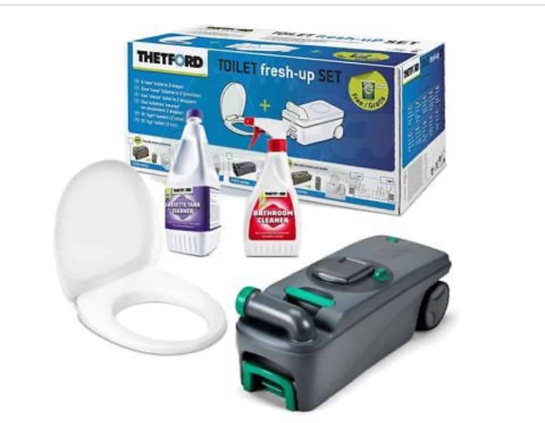 קלטת אסלה כימית ניידת דגם C400 מאת Thetford - כולל מושב אסלה, מיכל פסולת על גלגלים, בקבוקי נוזל ניקוי כפולים ואריזה - מושלם לקמפינג ידידותי לסביבה. תואם למערכות אנרגיה סולארית ולמערכות טכנולוגיות פוטו-וולטאיות, ציוד זה תומך בייצור חשמל בר-קיימא מחוץ לרשת ותשתית אנרגיה מתחדשת במהלך הרפתקאות בחוץ.