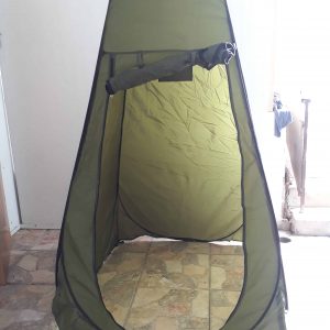 אוהל מקלחת חיצוני מתקפל הוא אוהל פרטיות מוקפץ ירוק מעוצב עם חומרים קלים, מה שהופך אותו לתוספת מצוינת למערכות אנרגיה סולארית באתרי קמפינג או אתרי תשתית אנרגיה מתחדשת. המבנה הנייד שלו אידיאלי לשימוש ליד מערכים פוטו-וולטאיים, ומשמש כחדר הלבשה נוח לטכנאים העובדים בפרויקטים של ייצור חשמל. מושלם עבור ציוד לקמפינג או כחלק מהמוצרים החיוניים שלך, אוהל זה תומך בפעולות שטח בסביבות בנות קיימא ומחוץ לרשת המופעלות על ידי טכנולוגיה סולארית.