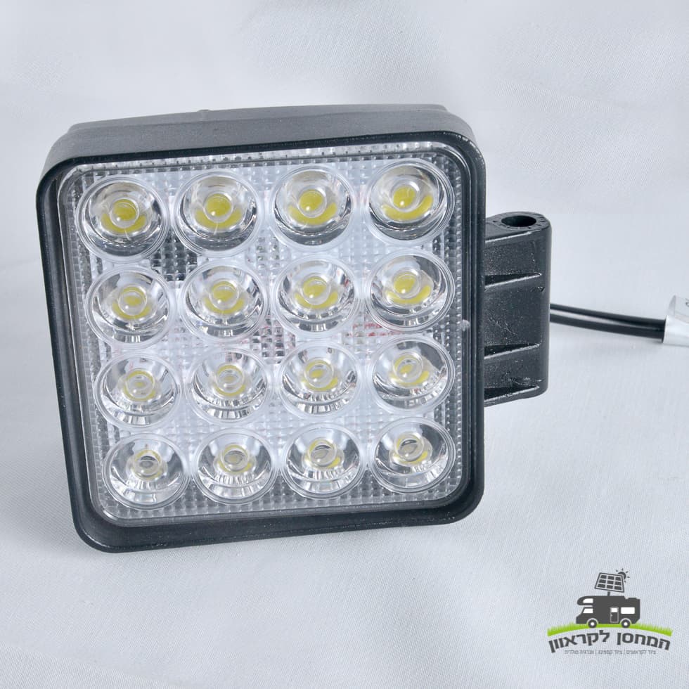 פנס לד 48W פרוג'קטור 16 לד, מתח 12/24V עם בית שחור ותושבת התקנה–פתרון אידיאלי לתאורה סולארית, טכנולוגית פוטו-וולטאית והפקת אנרגיה מתחדשת; מושלם לשילוב במערכות חשמל סולריות בתחנות כוח ניידות, קמפינג או אינפרהסטרוקטורת אנרגיה ירוקה בשטח.