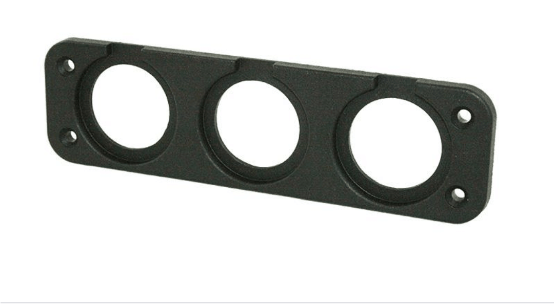 מסגרת מלבנית לשקע מצית/USB/צג, בעלת שלושה פתחים עגולים וארבעה חורי ברגים בפינות, בצבע שחור. אידיאלית להתקנה במערכות אנרגיה סולארית לקרוואנים, תחנות כוח סולאריות ניידות ותשתיות פוטו-וולטאיות מתקדמות. המוצר מוצג על רקע לבן ומיועד לשילוב נתיבי זרם במערכות ייצור חשמל אנרגיה מתחדשת.