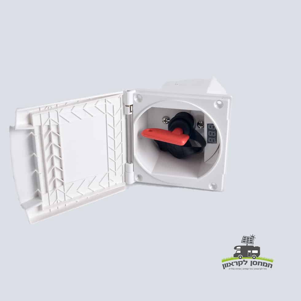 קופסת חשמל לבנה עם דלת פתוחה מציגה לוח בקרה מתקדם לאנרגיה סולארית הכולל מתג ניתוק חיצוני ותצוגת מתח עבור יישומי קרוואנים. אידיאלי לשילוב במערכות אנרגיה פוטו-וולטאיות ותחנות אנרגיה מתחדשת. לוגו עברי גלוי בפינה הימנית התחתונה.