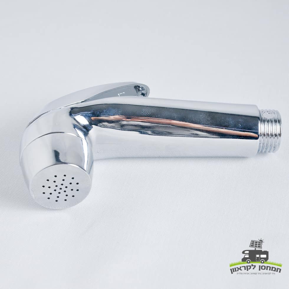 ראש מקלחת סולארי בכרום עם זרבובית מחוררת, המיועד לשימוש יעיל במים במערכות אנרגיה מתחדשת כגון קרוואנים המונעים על ידי פוטו; אידיאלי עבור חיים בר קיימא ומתקנים סולאריים מחוץ לרשת, המוצגים על רקע לבן.