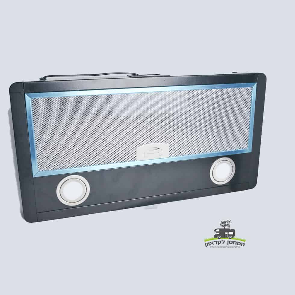 קולט אדים סולארי 12V לקרוואן, בצבע שחור וכסוף, כולל שני גופי תאורה עגולים ומסנן רשת לאוורור יעיל; מתאים לשימוש עם מערכות פוטו-וולטאיות והפקת אנרגיה מתחדשת בקרוואנים או ציוד קמפינג, מותקן על רקע בהיר.