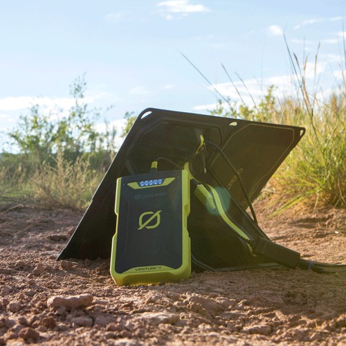 סוללה סולארית IP67 71Wh VENTURE70 רותמת טכנולוגיה פוטו-וולטאית כשהיא נטענת בחוץ על הדשא באמצעות פאנל סולארי נייד, ומציגה המרת אנרגיה סולארית יעילה לייצור חשמל בר-קיימא - פתרון תשתית אנרגיה מתחדשת אידיאלי לטעינת מכשירים בכל מקום.