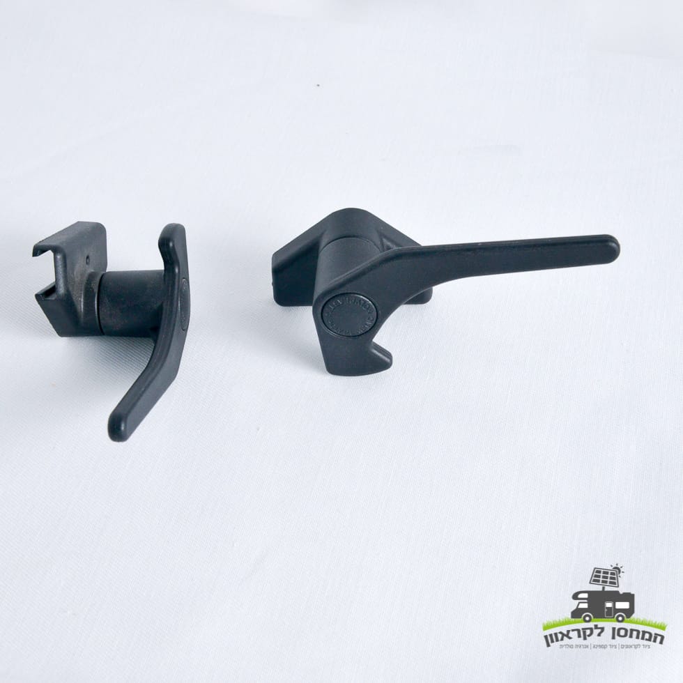 שני תבניות פלסטיק שחורות עם קצוות הרכבה שונים המוצגות על משטח לבן; חומרה אידיאלית לשיפור מערכות אנרגיה סולארית, מתקנים פוטו-וולטאיים, תחנות כוח ניידות ותשתיות אחסון אנרגיה מתחדשת. בפינה הימנית התחתונה מופיע לוגו קטן של החברה.