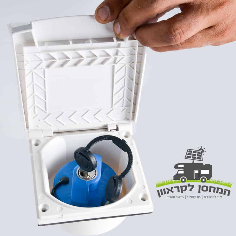 יד פותחת ארגז שירות לבן ובו שסתום מילוי מים, מכסה ומפתח (פתח מילואים מים+מכסה ומפתח), רכיבים חיוניים בתשתית תחנת כוח סולארית. מערכת הפוטו-וולטאית מוצגת לצד מד מים כחול ולוגו עם טקסט בעברית בפינה הימנית התחתונה, הממחישים אנרגיה מתחדשת משולבת וניהול שירותים לייצור אנרגיה סולארית יעיל.