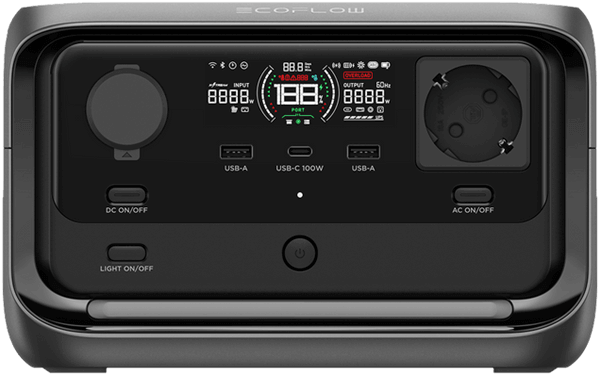 מבט קדמי על תחנת הכוח הניידת ECOFLOW RIVER 3 Plus, המדגיש את היציאות התואמות לאנרגיה סולארית, את תצוגת הפוטו-וולטאית ואת אפשרויות האנרגיה המתחדשת.