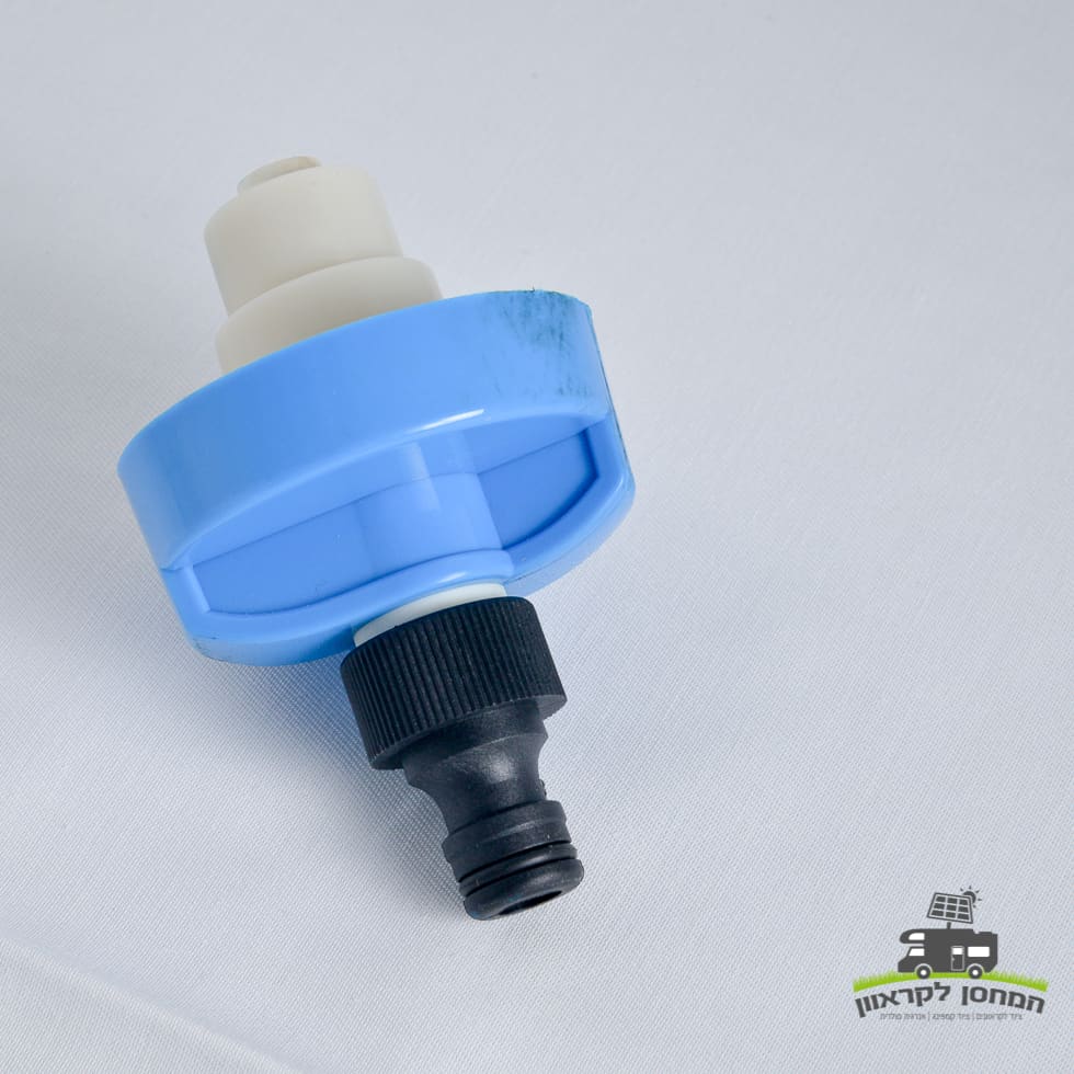 תקריב של כניסת מים לחיבור מהיר מפלסטיק כחול לבן ומכסה מילוי למיכל מים לקראוון, הכוללת פיית שחורה, המיועדת לשילוב עם מערכות אנרגיה סולארית ותשתית אנרגיה מתחדשת. אידיאלי עבור ציוד מחנאות מחוץ לרשת ומוצרי קרוואנים המשתמשים בטכנולוגיה פוטו-וולטאית לייצור חשמל בר-קיימא. הלוגו בעברית נראה בצד ימין למטה.