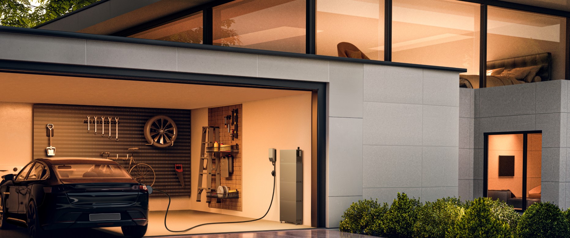 מכונית חשמלית שחורה נטענת במוסך מודרני המופעל על ידי ערכת סולאר היברידית חד-פאזית בהספק 6 קילוואט עם מערכת אחסון EcoFlow Power Ocean בהספק 5 קילוואט-שעה ולוחות פוטו-וולטאיים בהספק 3300 וואט, המציגה תשתית מתקדמת לאנרגיה מתחדשת; כלים מסודרים בקפידה מקשטים את הקיר, בעוד חשמל המופק מאנרגיה סולארית מאיר את חדר השינה הסמוך הנראה מבעד לחלון מעל.