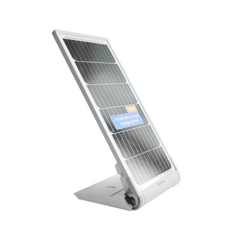 NEWTEC CARBON 48Wh קיט סולארי לשטח כולל פאנלים סולאריים פוטו-וולטאיים ניידים עם מעמד מתקפל, המייצרים אנרגיה נקייה.