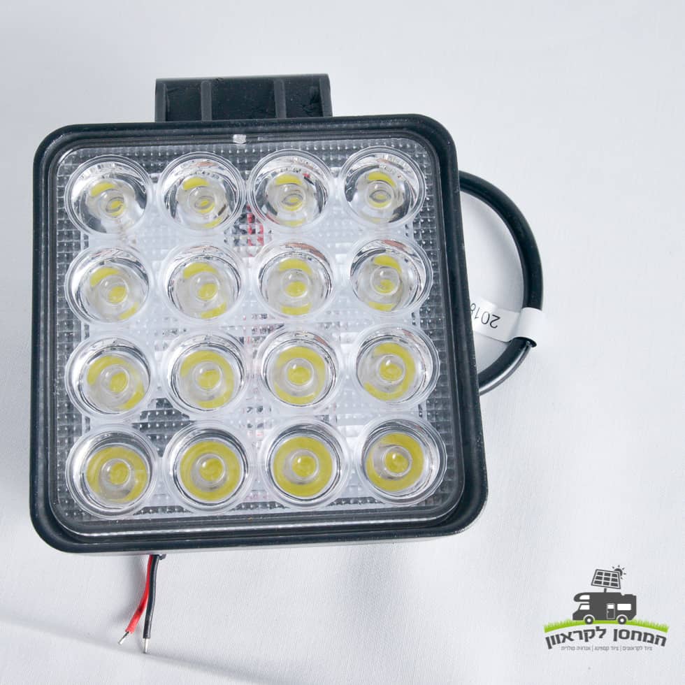 פרוג'קטור סולארי מרובע 48W, מתח 12/24V, עם 16 דיודות LED מסודרות במערך 4x4—מיועד ליישומי אנרגיה מתחדשת מערכות סולאריות, תחנות כוח פוטו-וולטאיות ופתרונות תאורה לקמפינג. גוף שחור עם חוטים חשמליים לעבודה משולבת באינפורסטוקטורת ייצור חשמל ירוקה. מוצג על רקע לבן לוגו בפינה הימנית התחתונה.