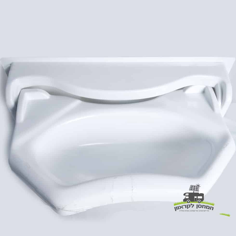 כיור קרמי לבן מתקפל לחדר אמבטיה לקרוואן עם כיור מעוגל ובו סדקים נראים לעין, מצולם מלמעלה. למטה מימין לוגו קטן עם כיתוב בעברית המתייחס לתחנת כוח ביתית, המתייחס לאנרגיה סולארית וטכנולוגיה פוטו-וולטאית לייצור אנרגיה מתחדשת בקרוואנים ותשתיות ניידות. שם המוצר: כור מקלט מתקפל לקרוון.