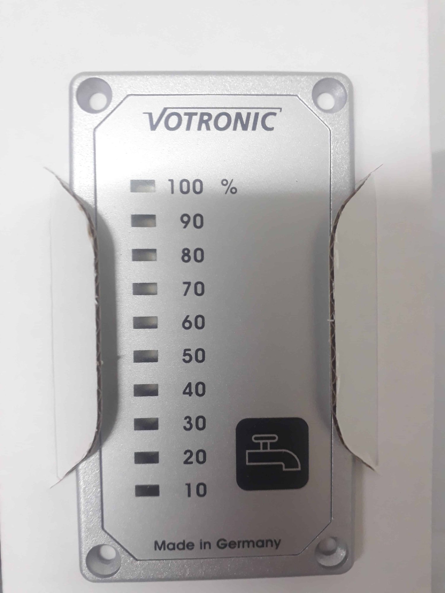 מדיד מים דיגיטלי למיכל מים בקרוואן, בגימור כסוף, כולל תצוגת אחוזים מדויקת מ-10% עד 100%, אייקון ברז בתחתית, ומתאים במיוחד להתקנה במערכות קמפינג וקרוואנים המשלבים אנרגיה סולארית וטכנולוגיות פוטו-וולטאיות לניהול יעיל של משק המים והחשמל באנרגיה מתחדשת. מסומן "תוצרת גרמניה" לאמינות גבוהה תוך חיבור לתשתיות ייצור חשמל ירוקות.