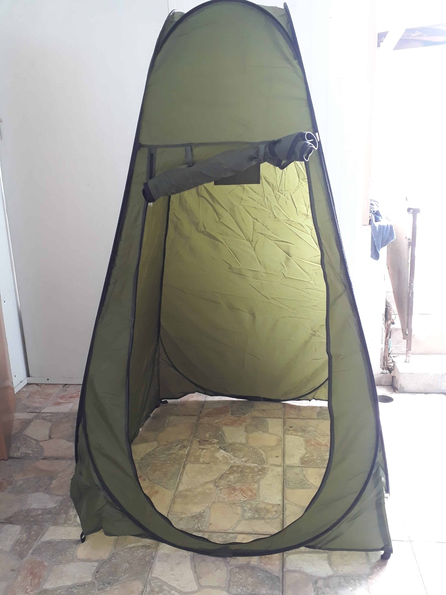 אוהל מקלחת חיצוני מתקפל הוא אוהל פרטיות מוקפץ ירוק מעוצב עם חומרים קלים, מה שהופך אותו לתוספת מצוינת למערכות אנרגיה סולארית באתרי קמפינג או אתרי תשתית אנרגיה מתחדשת. המבנה הנייד שלו אידיאלי לשימוש ליד מערכים פוטו-וולטאיים, ומשמש כחדר הלבשה נוח לטכנאים העובדים בפרויקטים של ייצור חשמל. מושלם עבור ציוד לקמפינג או כחלק מהמוצרים החיוניים שלך, אוהל זה תומך בפעולות שטח בסביבות בנות קיימא ומחוץ לרשת המופעלות על ידי טכנולוגיה סולארית.