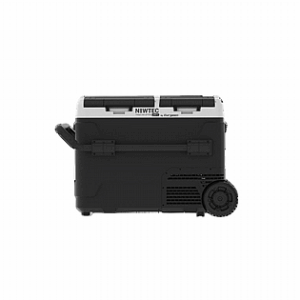 מקרר/מקפיא נייד 50 ליטר Newtec עם סוללה נטענת מתאימה לאנרגיה סולארית, גלגלים וידית, מוצג מהצד על רקע חלק.