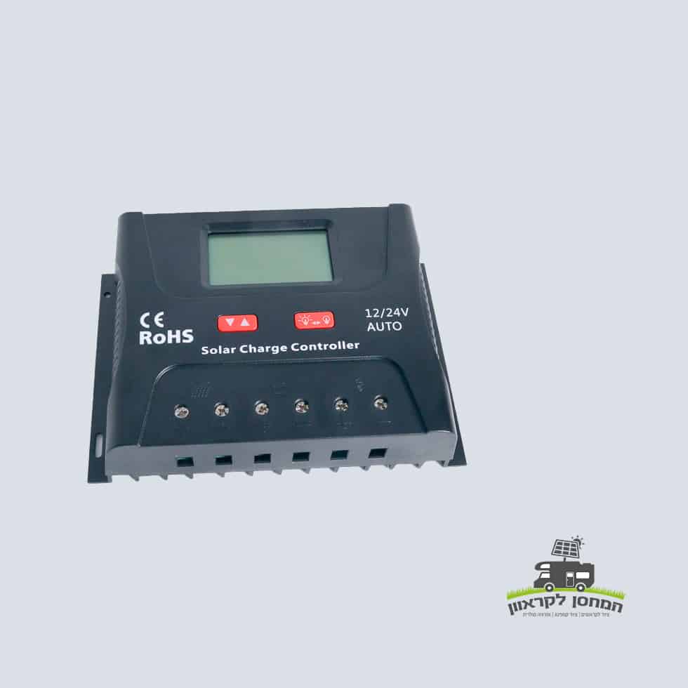 בקר סולארי PWM 60A צבע שחור עם תצוגה דיגיטלית LCD וטרמינלים מסומנים, תקני CE ו-RoHS; מתאים למערכות אנרגיה מתחדשת, טכנולוגית פוטו-וולטאית ומערכות אגירה סולארית בתחנות כוח ביתיות; מוצג על רקע בהיר.