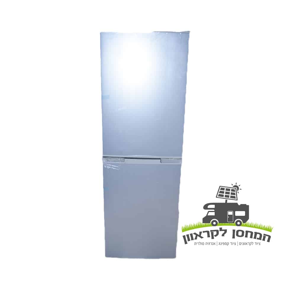 מקרר עם שתי דלתות זקוף ומקפיא (12/24V) בנפח 158L המיועד לשימוש מחוץ לרשת, אידיאלי לשילוב עם מערכות פוטו-וולטאיות ומערכות אנרגיה מתחדשת; ציוד לקמפינג מושלם. לוגו של משאית עם טקסט בעברית בפינה הימנית התחתונה מסמל אספקה אמינה של מכשירי חשמל תואמים לשמש.