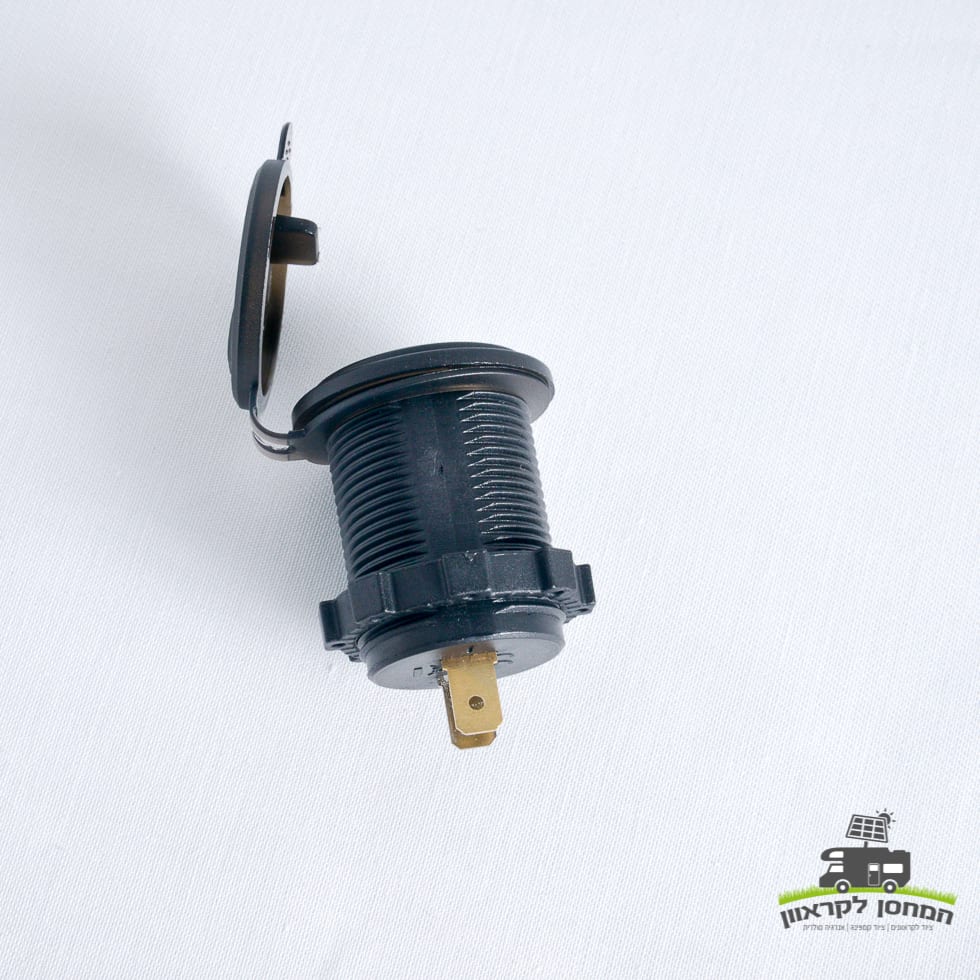 שקע USB גלילי שחור עם מתג ומכסה, המיועד לשילוב במערכות סולריות ומתקנים פוטו-וולטאיים, יושב על משטח לבן. אידיאלי עבור תשתית אנרגיה מתחדשת וייצור חשמל מחוץ לרשת בקרוואנים או קרוואנים. ימין למטה: לוגו הכולל טקסט ואייקון משאית, המדגיש פתרונות טכנולוגיים סולארים ניידים.