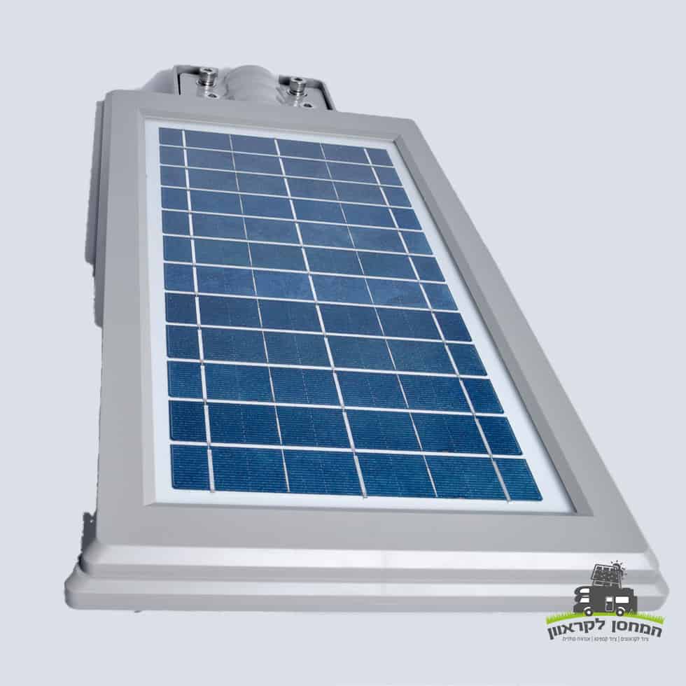 פרוג'קטור סולארי לד 60W עם מסגרת לבנה מותקן אנכית על רקע אפור בהיר; מדגים טכנולוגית פוטו-וולטאית לייצור אנרגיה סולארית ומתאים לשימוש כתשתית מתקדמת לאנרגיה מתחדשת, טקסט בעברית ולוגו קטן בפינה הימנית התחתונה.