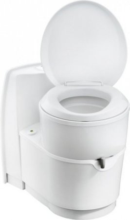 שירותים כימיים קומפלט דגם C224-CW THETFORD בצבע לבן עם מכסה פתוחה, מיועדים לשימוש בקרוואנים ופתרונות תיירות ברי קיימא, ומשתלבים במערכות אנרגיה סולארית ופוטו-וולטאית ליצירת תשתית מתקדמת לאי פססוף לצד ייצור חשמל אנרגיה מתחדשת.