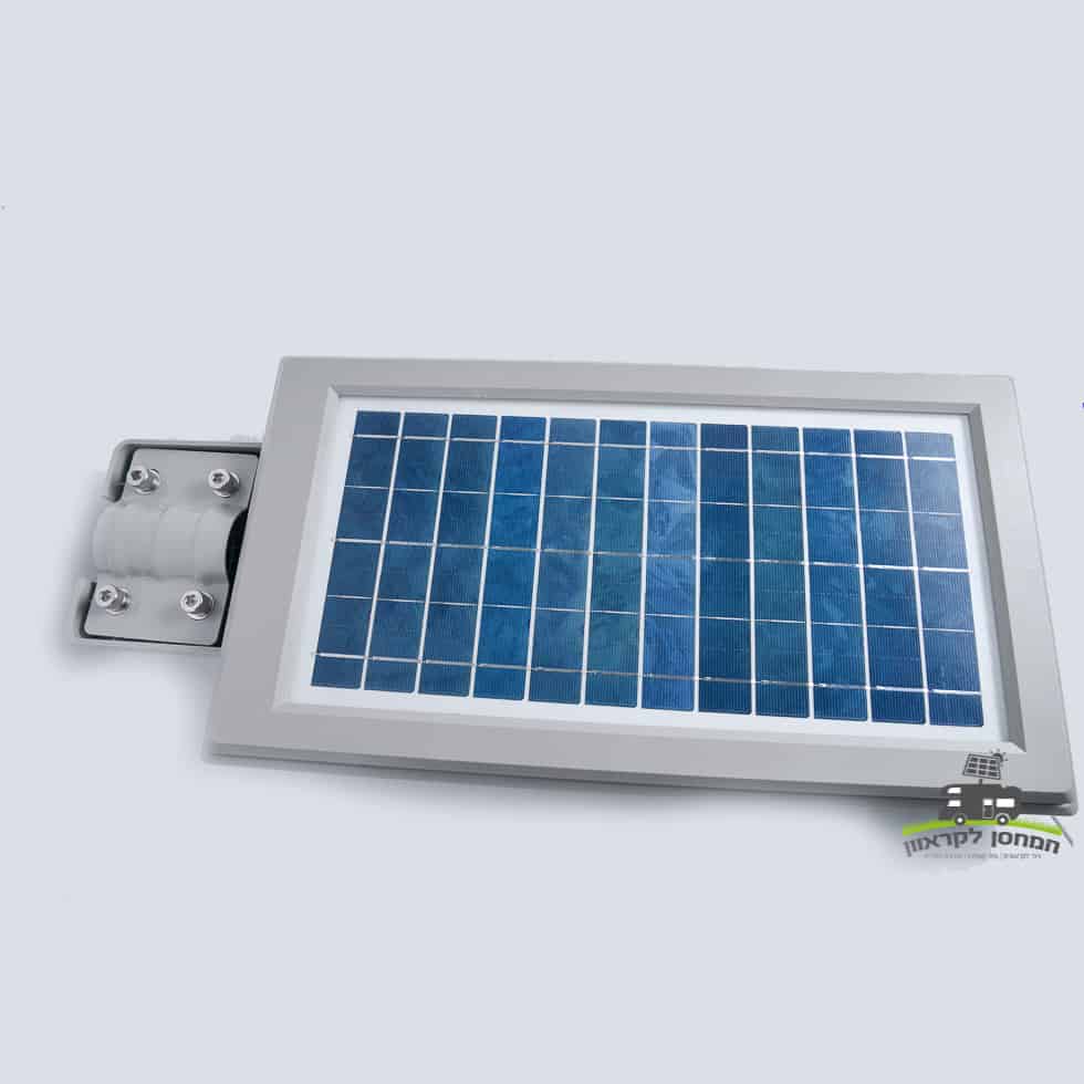 פנס זרקור סולארי לד 60W עם מסגרת לבנה ותושבת הרכבה, מיועד לשילוב עם מערכות אגירת אנרגיה סולארית; מציג טכנולוגיה פוטו-וולטאית מתקדמת לייצור אנרגיה מתחדשת יעיל, מוצג על רקע אפור בהיר.