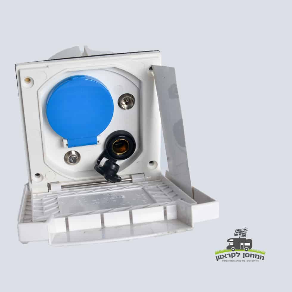 קופסת חיבור חיצונית לבנה לקרוואנים הכוללת שקע חשמל פוטו-וולטאי (סולארי) כחול משולב, מחבר שחור ופתח אנטנה, המותקן בצורה מאובטחת על משטח לבן; תיוג בעברית מציין תאימות עם מערכות אנרגיה ביתיות ופתרונות אגירת אנרגיה סולארית - אידיאלי לתשתיות אנרגיה מתחדשת וייצור חשמל יעיל מחוץ לרשת החשמל.